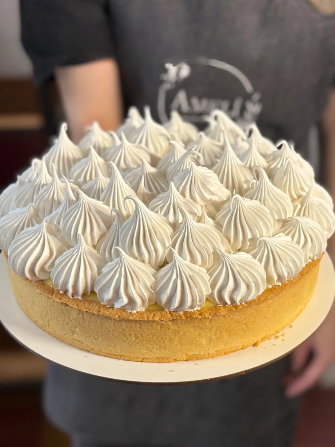 Tarta con merengue tostado en copetes, una de las opciones de pastelería